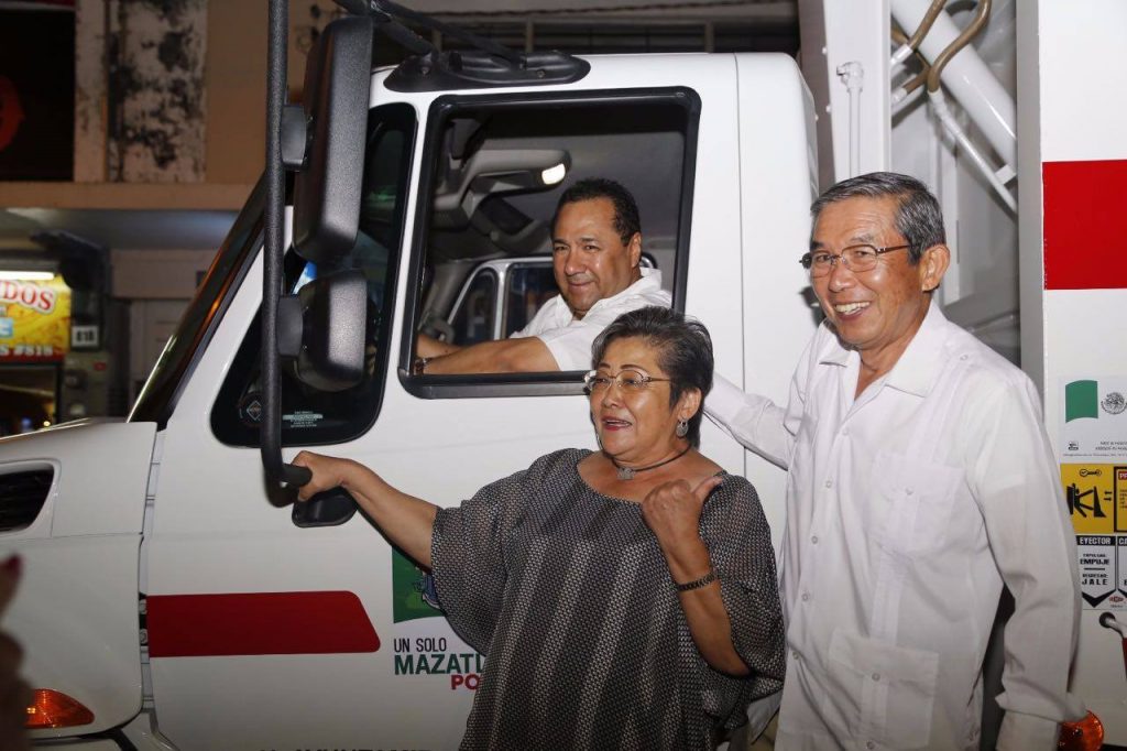Recibe Mazatlán dos nuevos camiones recolectores de basura en La Hora ...