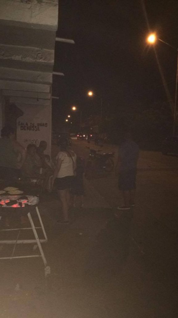 CORTAN LA LUZ A VECINOS DE LA CALLE TRAFICO Y NO LES DAN EXPLICACIÒN ...